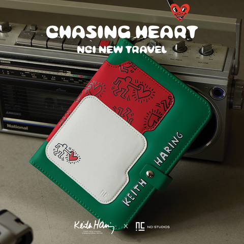 NCI NEW TRAVEL 多功能護照夾 - Keith Haring : Chasing Heart (綠)